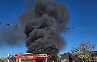 Lastikçide başlayan yangın 3 bin balya samanı...