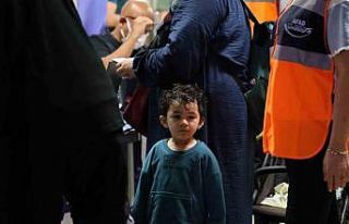 Lübnan’dan tahliye edilen Türk vatandaşları...