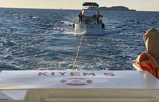 Makine arızası yapan 15 metrelik tekneyi KIYEM ekipleri...