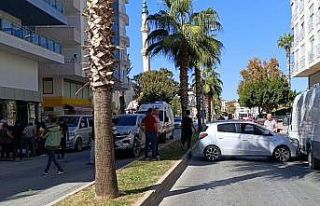 Manavgat’ta kamyonet ile otomobil çarpıştı:...