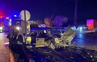 Manisa’da feci kaza... Kavşakta iki otomobil çarpıştı:...