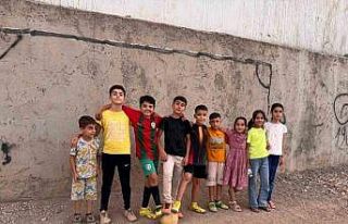 Mardin’de çocuklardan, kaymakam amcalarına halı...