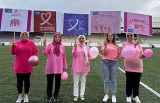 Meme kanseri farkındalığına pembe yürüyüş