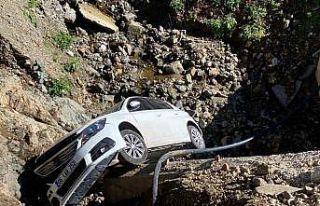 Menfeze yuvarlanan otomobilden yaralanmadan çıktılar,...