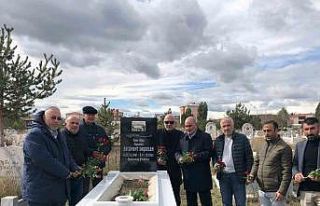 Merhum Gazeteci Daşdelen mezarı başında dualarla...