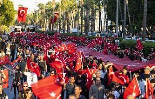 Mersin’de 101 metre uzunluğunda Türk bayrağıyla...