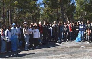 Mersin’de öğrencilerden orman temizliği