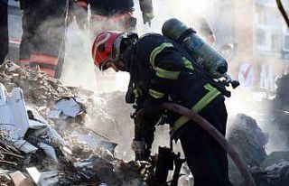 Metruk yapıda çıkan yangın doğalgaz borusunu...