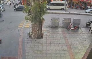 Midibüs, bisikletliyi ezdi: O anlar kamerada