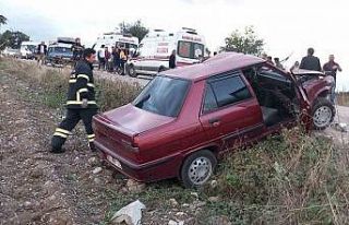 Minibüsle otomobil kafa kafaya çarpıştı: 2 yaralı