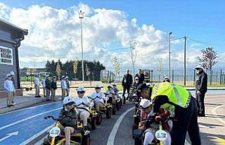 Minikler trafik kurallarını öğreniyor