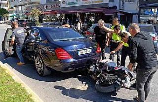 Motosiklet başka bir araca yol vermek için duran...