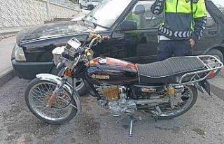 Motosiklet orta refüje çarptı: 2 yaralı