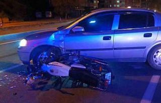 Motosiklet otomobil ile çarpıştı: 1 yaralı