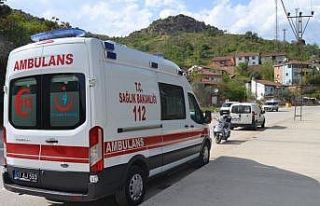 Motosiklet otomobile arkadan çarptı, sürücüsü...