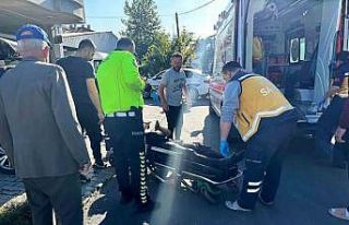 Motosiklet, park halindeki otomobile çarptı: 1 yaralı