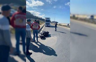 Motosiklet sürücüsü dönüş yapmak isterken tır...