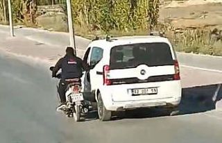 Motosiklet sürücüsünün tehlikeli yolculuğu kamerada