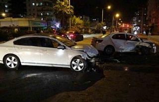 Motosikletle çarpışan otomobil karşı şeride...