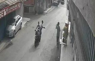 Motosikletli şüphelilerin silahlı saldırı anı...