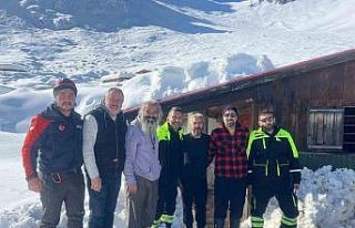 Murgul’da kar yağışı nedeniyle yaylada mahsur...