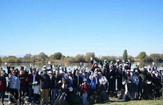 Muş’ta 500 genç el ele çöp topladı