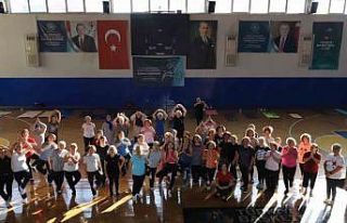 Nazilli’de kadınlar güne yogayla başlıyor