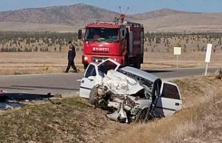 Öğrenci almaya giden servis aracı otomobille çarpıştı...