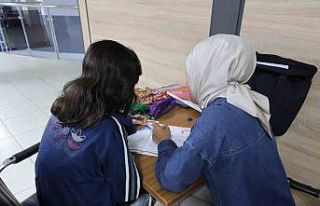Öğrenciler gönüllü ders veriyor.