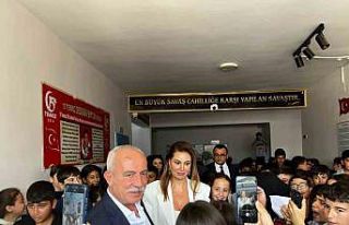 Öğrenciler istedi Ebru Yaşar söz verdi