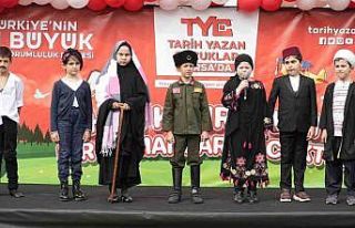 Öğrenciler kostüm giyerek tarihi kahramanları...