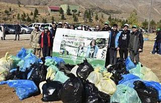 Öğrenciler tarafından ormanda temizlik çalışması...