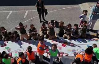 Öğrencilerden bayrak boyama performansı