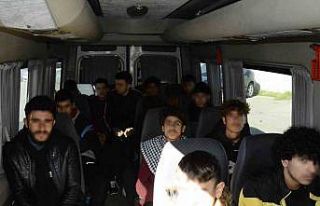 Okul servisi süsü verilen araçta kaçak göçmenler...