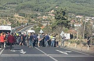 Ölümlü kaza sonrası yolu kapattılar