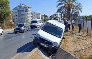 Önündeki araca çarpmamak için yağmur suyu tahliye...