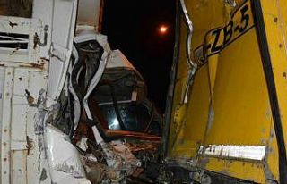 Ordu’da kereste yüklü kamyon tıra arkadan çarptı:...