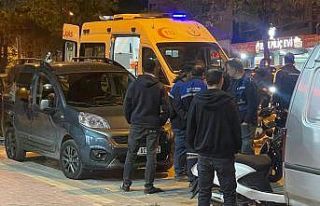 Orta refüjden yola atlayan yayaya motosiklet çarptı