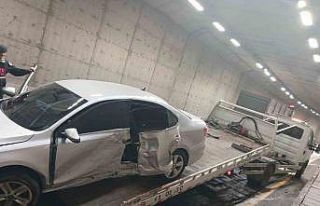 Otomobil bariyerlere çarptı 1 yaralı