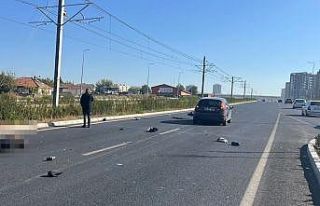 Otomobil çarpan elektrikli motosiklet sürücüsü...