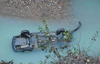 Otomobil dereye uçtu: 1 yaralı