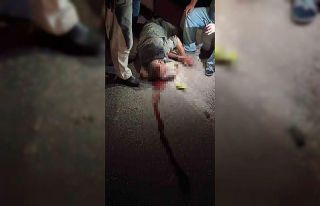 Otomobil duvara çarptı, sürücü aracın ön camından...