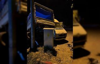 Otomobil ile kamyonet kafa kafaya çarpıştı: 4...