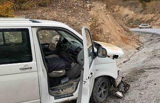 Otomobil ile minibüs kafa kafaya çarpıştı, 1’i...