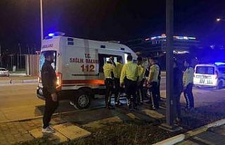 Otomobil kaldırıma çarptı: 1 yaralı