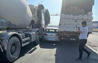 Otomobil, kamyon ve iş makinası arasında sıkıştı