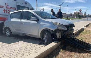 Otomobil karşı şeride geçerek kaldırıma çıktı:...