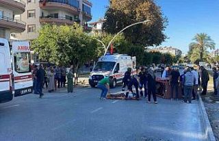 Otomobil, orta refüjdeki yaya geçidini kullanan...