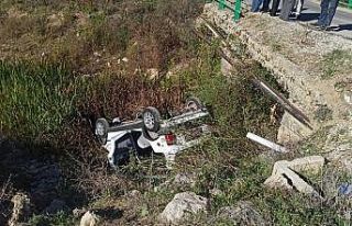 Otomobil sulama kanalına uçtu: 3 yaralı