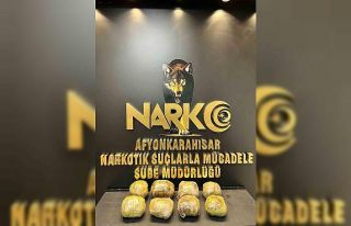 Otomobilin çamurluğuna zulalanan 4 kilo esrarı...